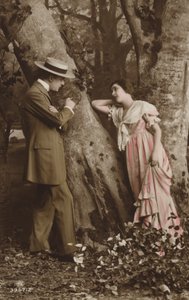 Pár karcolja a kezdőbetűit egy fába alkotó: English Photographer