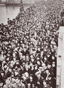 Tömegek arra várva, hogy bejussanak a Westminster Hallba, V. George államában, 1936-ban alkotó: English Photographer