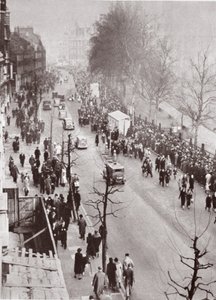 Tömegek arra várva, hogy bejussanak a Westminster Hallba, V. George államában, 1936-ban alkotó: English Photographer