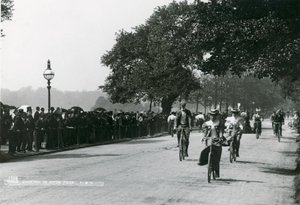 Penny farthing a forgalomban a Mansion House előtt az 1880-as években alkotó: English Photographer