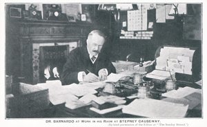 Dr. Barnardo a Stepney Causeway-i szobájában dolgozik alkotó: English Photographer
