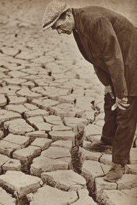Kiszáradt víztározó Ketteringben, Northamptonshire-ben, az 1934-es szárazság idején (fekete-fehér fotó) alkotó: English Photographer