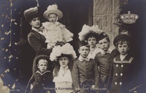 Alexandra királynő gyermekeivel (fekete-fehér fotó) alkotó: English Photographer