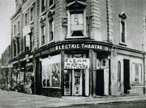 Korai Flea-Pit mozi, a Nelson Electric Theatre az Old Kent Roadon, tiszta erkölcsi képeket vetítenek alkotó: English Photographer