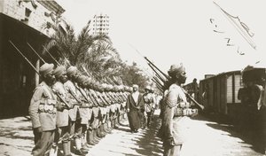 Emir Faisal a Lydda állomáson, Palesztinában, Sir Herbert Samuellel, 1920 alkotó: English Photographer