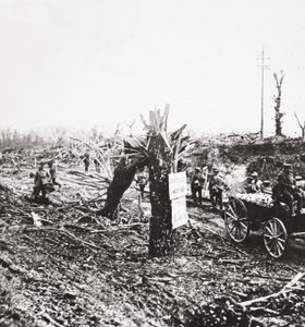 Mérnökök javítják a könnyűvasutakat Hangard közelében, amelyeket az 1918-as Amiens-i harc során megrongált ágyútűz alkotó: English Photographer