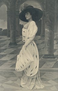 Hermelin tekercs, mindkét oldalán hermelinnel készült, nagyméretű Muff, szintén Mókusból (fekete-fehér fotó). alkotó: English Photographer