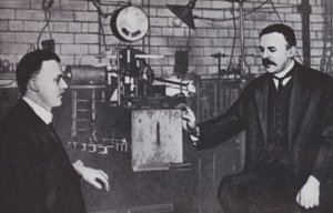 Ernest Rutherford (balra) és Hans Geiger a Manchesteri Egyetem fizikai laboratóriumában (fekete-fehér fotó) alkotó: English Photographer