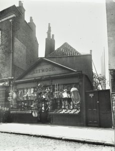 Evelyn Street: a Deptford High Street mellett, London, 1899 alkotó: English Photographer