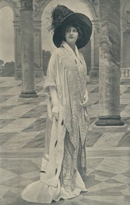 Estélyi köpeny gazdag lőtt szaténból, hermelin színű, szépen hímzett szegéllyel (fekete-fehér fotó). alkotó: English Photographer