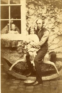 Apa és lánya hintalovon ülve, testvére és anyja az ablakon át néz, 1860-as évek (albumnyomat) alkotó: English Photographer