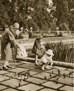 Veréb etetése a Hyde Parkban (szépia fotó) alkotó: English Photographer