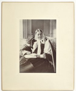 Florence Nightingale, egy kanapén ülve a Claydon House kék szobájában, 1891 alkotó: English Photographer