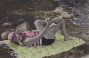 Törülközőn fekvő lány a strandon (színes fotó) alkotó: English Photographer