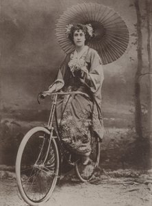 Lány kerékpáron, japán divat szerint öltözve alkotó: English Photographer