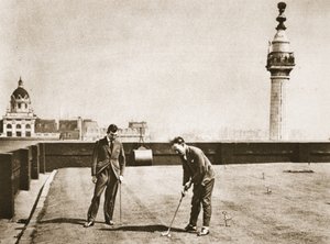 Golfgyakorlat irodai dolgozók számára az Adelaide-ház tetején, a csodálatos Londonból, 1926-27 között (fotónyomat) alkotó: English Photographer