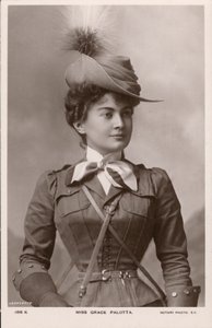 Grace Palotta, osztrák születésű színpadi színésznő, mint Daisy a The Messenger Boy című zenés vígjátékban (f/w fotó) alkotó: English Photographer