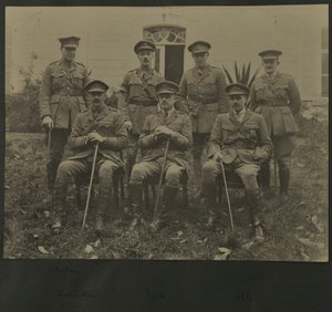 Hét katonaegyenruhás férfi csoportportréja, 1914-18 alkotó: English Photographer