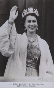 Erzsébet királynő az erkélyen, a Buckingham-palota (f/w fotó) alkotó: English Photographer
