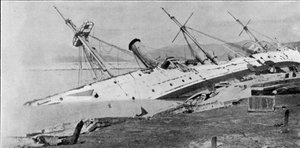H.M Sloop Phoenix A hongkongi tájfun által a partra hajtva, illusztráció a The Graphicból, 1906. október 27. alkotó: English Photographer