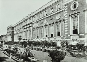 Hampton Court Palace, Hampton Court Road, Richmond: The Terrace, Wrens Court, 1896 alkotó: English Photographer