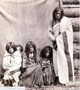 Kalapfejű indiánok, a Királyi Mérnökök fényképezte a negyvenkilencedik párhuzamoson (szépia fotó) alkotó: English Photographer