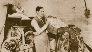 Héber pékség kovásztalan kenyeret készít húsvétra (szépia fotó) alkotó: English Photographer