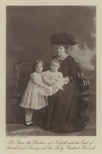 Őfelsége, Norfolk hercegnője Arundel és Surrey grófjával és Lady Rachael Howarddal (fekete-fehér fotó) alkotó: English Photographer