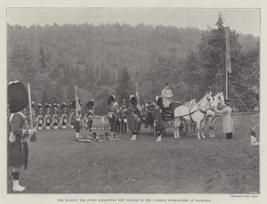 Őfelsége, a királynő új színeket mutat be a Cameron Highlandersnek Balmoralban alkotó: English Photographer