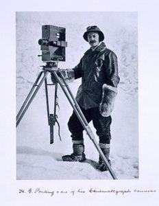 Herbert Ponting (1870-1935) filmkamerával a Terra Nova-expedíción (1910-13) a Déli-sarkra, Scott kapitány vezetésével, 1910-1212 alkotó: English Photographer
