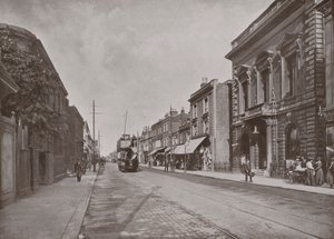 High Street, Hounslow, jobb oldalon a Tanács irodáival alkotó: English Photographer