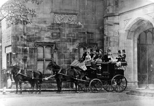 Lóvontatású kocsi egy neogótikus impozáns otthon előtt, 1870-90 körül alkotó: English Photographer