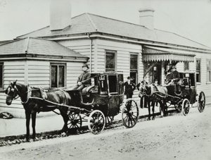 Lóvontatású taxik a Westbourne Park állomáson, 1885 alkotó: English Photographer