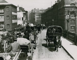 Lovas kocsik haladnak át a Southwark hídon alkotó: English Photographer