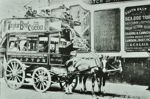 Lóvontatású omnibusz utasokkal, 1899 alkotó: English Photographer