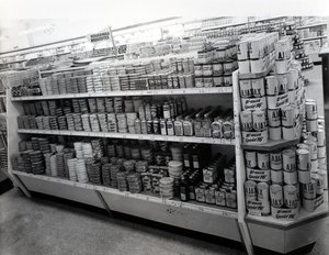 Háztartási kellékek folyosója, Woolworths üzlet, 1956 alkotó: English Photographer