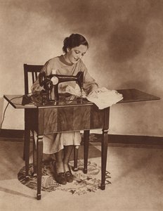 Háziasszony munka közben a varrógépen, 1930-as évek közepe (fekete-fehér fotó) alkotó: English Photographer