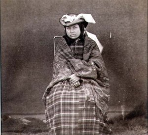 Indiai nő nyugati ruhákban, a Királyi Mérnökök fényképezte a negyvenkilencedik párhuzamoson (szépia fotó) alkotó: English Photographer