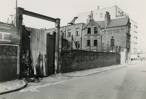Hasfelmetsző Jack: Durward Street alkotó: English Photographer