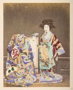 Japán nő hagyományos ruhában, ] Egész alakos műteremportré egy nőről, aki kifinomult jelmezt és frizurát visel, mellette egy másik köntöst a keretre terítve,  Fotós: Ismeretlen  Lucas Collection: Fényképfelvétel a w alkotó: English Photographer