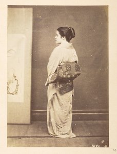 Japán nő hagyományos ruhában, fotós: Ismeretlen  Lucas Collection: Charles James és Morton P, Lucas világkörüli turnéjának fényképfelvétele alkotó: English Photographer