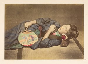 japán nő alszik, Háromnegyed hosszúságú stúdióportré egy fiatal japán nőről, aki alszik, jobb kezében legyezőt tart, fejét egy fapárnán támasztja,   Fotós: Ismeretlen  Lucas Gyűjtemény: A világ fényképfelvétele t alkotó: English Photographer