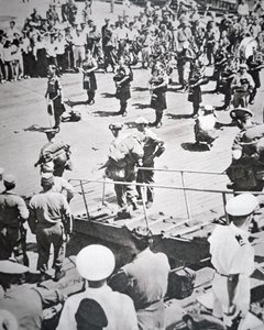 Kilted csövesek játszanak a parton az Argyll 1. zászlóaljból és Sutherland Highlanders a HMS Ceylonból Pusanban, 1950. augusztus 29. (f/w fotó) alkotó: English Photographer