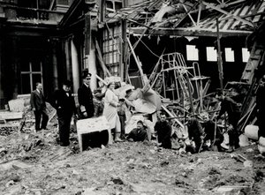 VI. György király és Erzsébet királynő Winston Churchill-lel együtt felmérik a bombakárokat, feltehetően a Buckingham-palotában (f/w fotó) alkotó: English Photographer