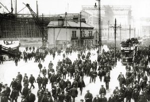 Leütési idő a Harland and Wolff hajógyárban, Belfast, Írország, a háttérben az épülő Titanic, 1910-11 alkotó: English Photographer