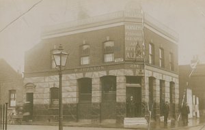Lads of the Village, Mary Anne Street, Stepney, London alkotó: English Photographer