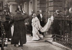 Lady Elizabeth Bowes Lyon 1923. április 26-án az esküvőjére tartott H.R.H. A York hercege, később VI. György király a Huszonöt év történetéből, 1935-ben alkotó: English Photographer