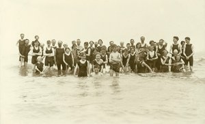 Úszók nagy csoportja áll a vízben (fekete-fehér fotó) alkotó: English Photographer