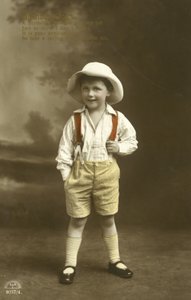 Kisfiú piros fogszabályzós (színes litho) alkotó: English Photographer