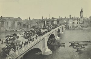 London Bridge: lovas omnibuszok és szekér, valamint gyalogosok átkelnek a hídon, 1895 alkotó: English Photographer